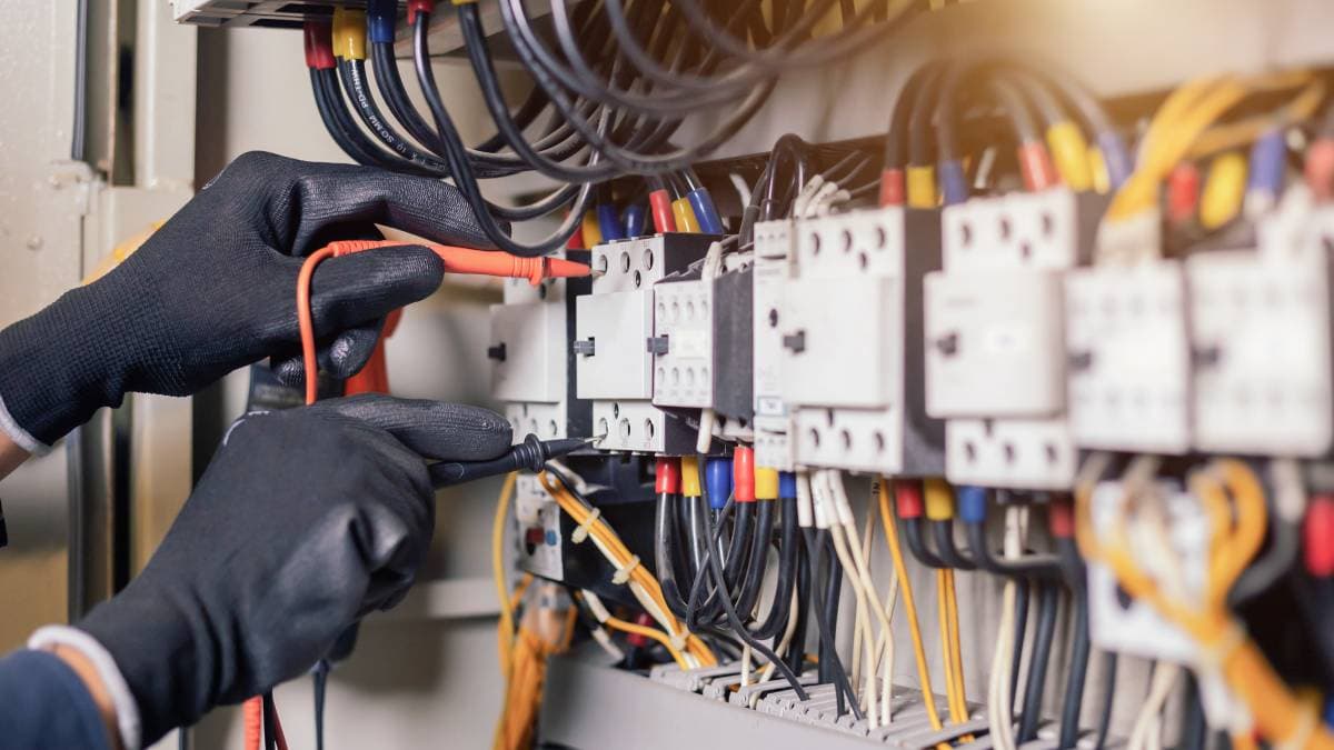 DGUV V3 Prüfung: Wie Sie sicherstellen, dass alle Vorschriften eingehalten werden