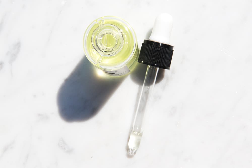 Strahlende Wiederbelebung: Der Glow des Hyaluronserums