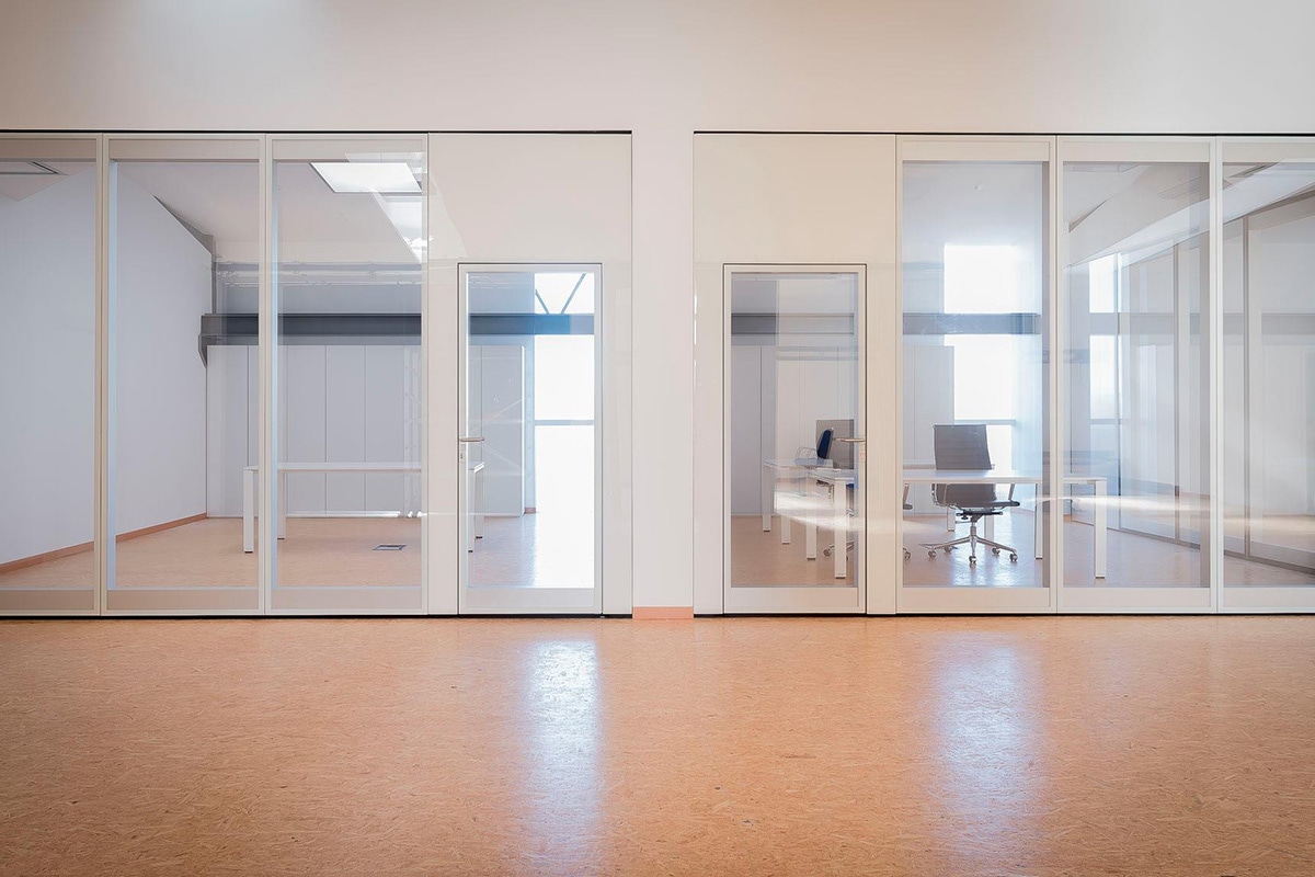 Transparente Eleganz für Ihre Geschäftsräume: Studio 30 Glastrennwände und filigrane Aluminium-Schiebewände