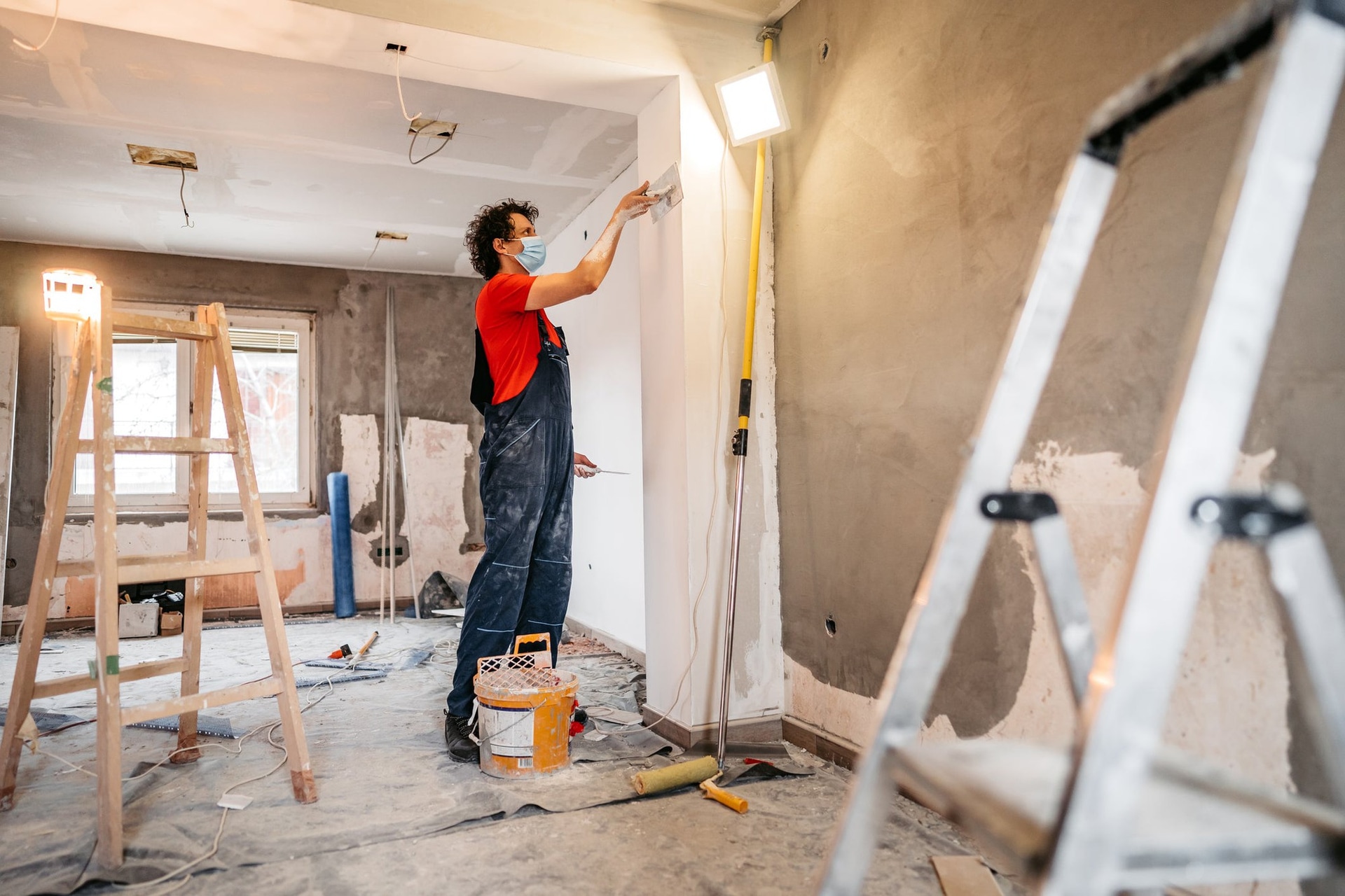 Altbau sanieren mit Erfolg: Wie Sie Unebenheiten und schräge Decken bei der Renovierung meistern können