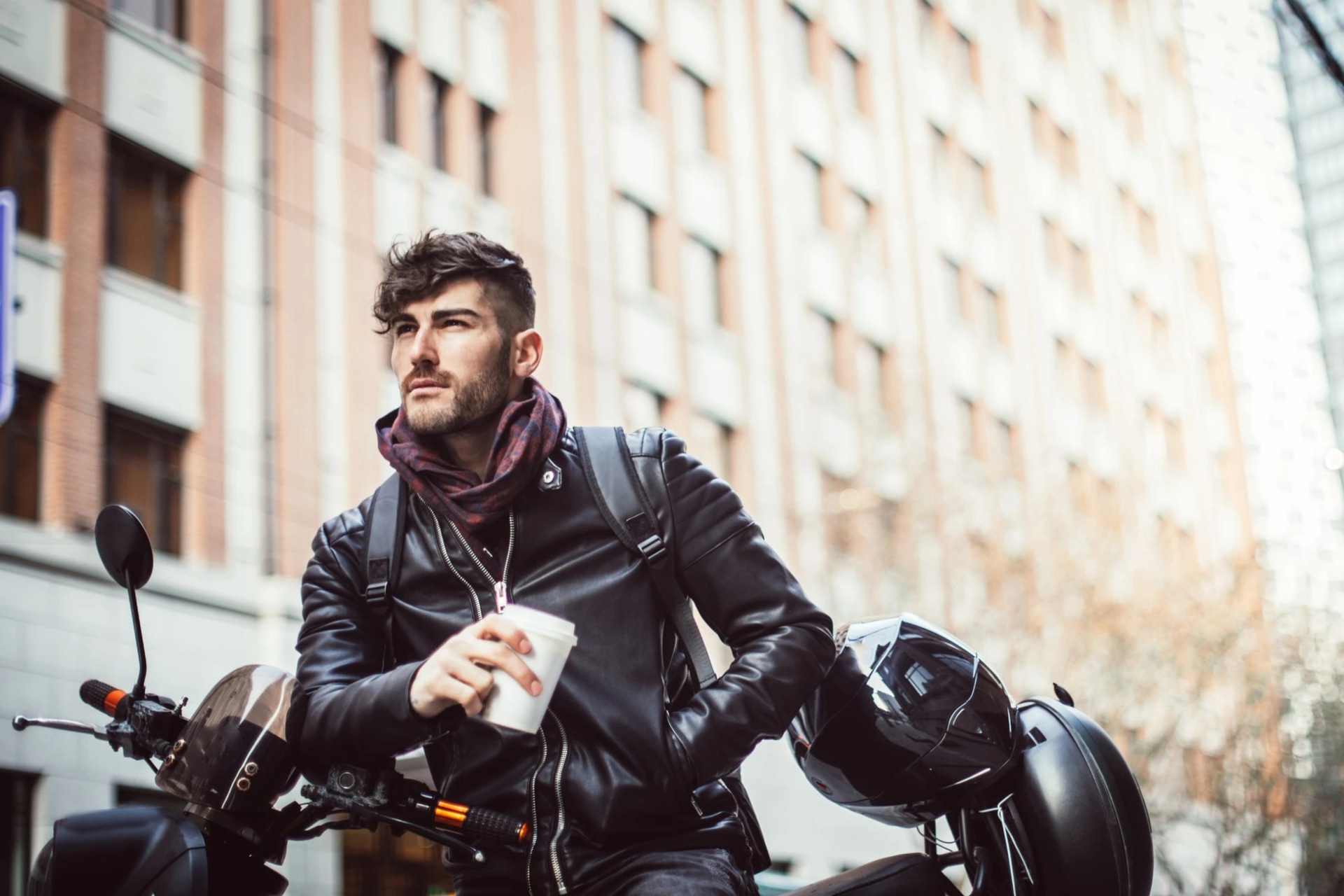 Stilvoll durch jede Saison: Die Lederjacke Herren für jedes Wetter