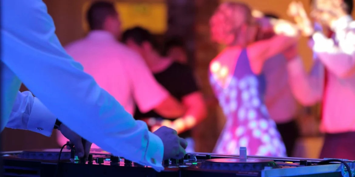 Melodien der Ehe: Erinnerungen von Hochzeits-DJs