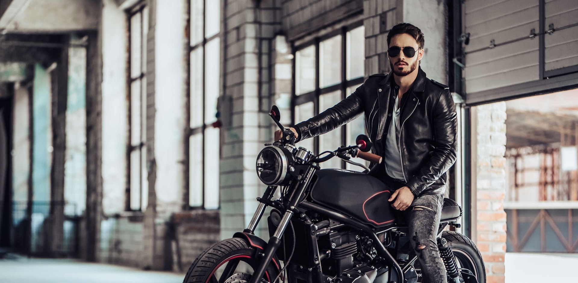 Wie Lederjacke Damen und luxuriöse Kaschmir-Kissen von Crone Ihren Look und Ihre Räume stilvoll ergänzen können